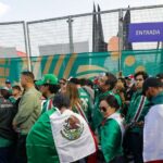 Des files d’attente longues devant le stade Azteca des heures avant le coup d’envoi