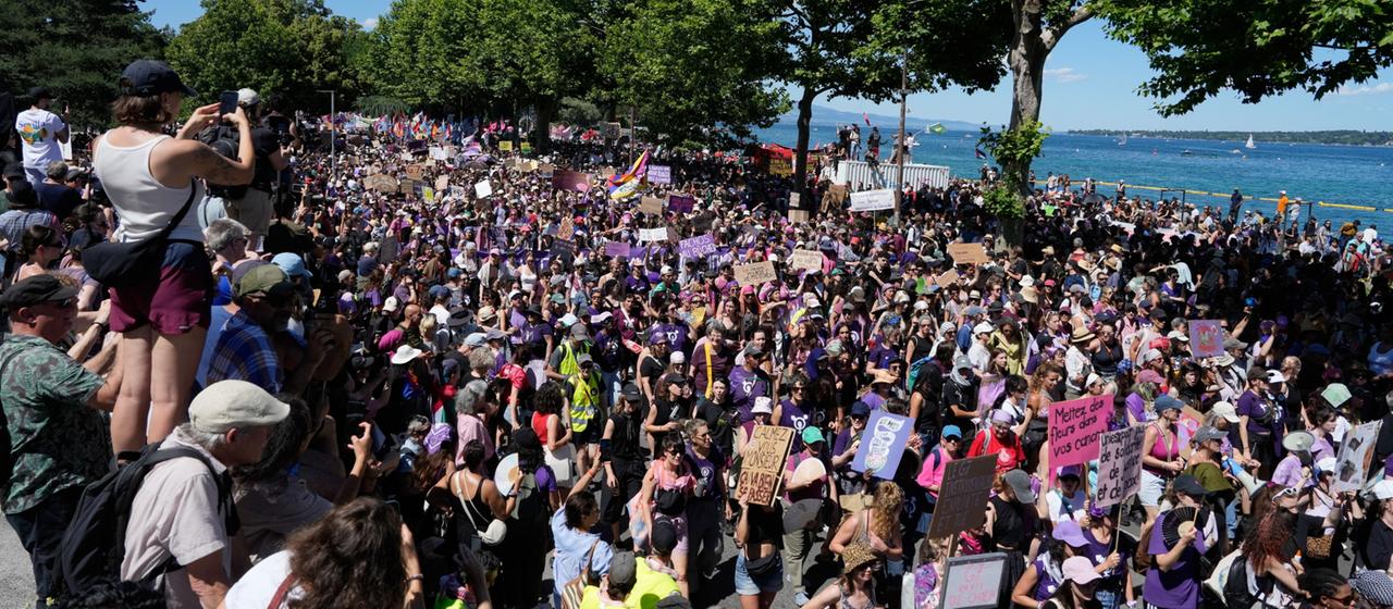 Des milliers de personnes manifestent à Genève contre le sommet du G7