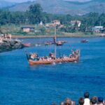 En Galice, un village reconstitue chaque été un débarquement viking avec des ‘drakkars’. Et c’est parfaitement logique.