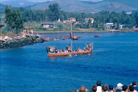 En Galice, un village reconstitue chaque été un débarquement viking avec des ‘drakkars’. Et c’est parfaitement logique.