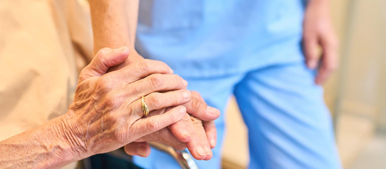 Experte en réforme des soins : “Un coup dur pour les proches aidants”
