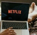 HBO Max lance en Espagne un système publicitaire qui identifie les vêtements à l’écran pour essayer de vous les vendre.