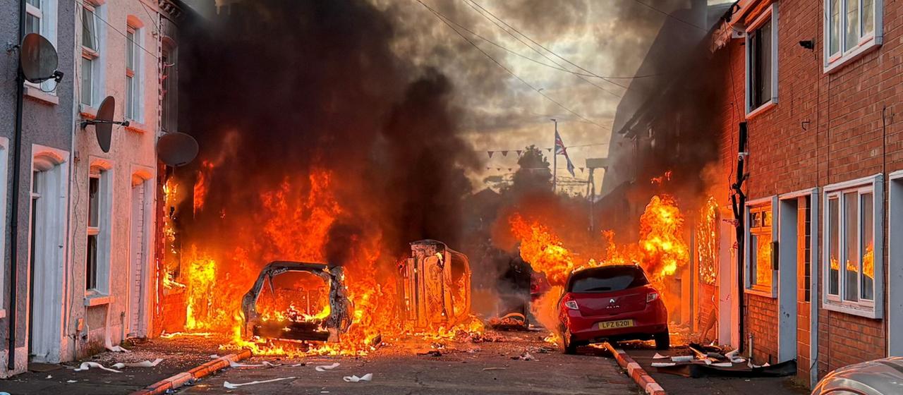 Irlande du Nord : Émeutes et manifestations après une attaque au couteau à Belfast