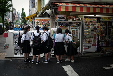 Japon traverse une crise insolite : celle des “voyeurs” qui prennent des photos de filles sous les jupes.