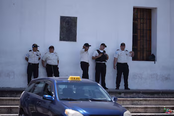 La Policía Nacional Civil déploie des éléments à Antigua Guatemala pour la Caminata del Orgullo 2026
