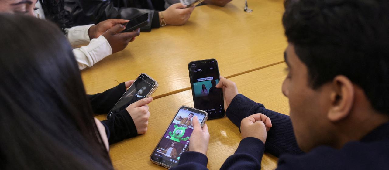 Le Royaume-Uni prévoit un interdit des réseaux sociaux pour les moins de 16 ans