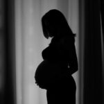 Le problème invisible de la grossesse a un nom. Une femme sur 20 le vit en silence : “c’est comme être dans un train duquel on ne peut pas descendre.”