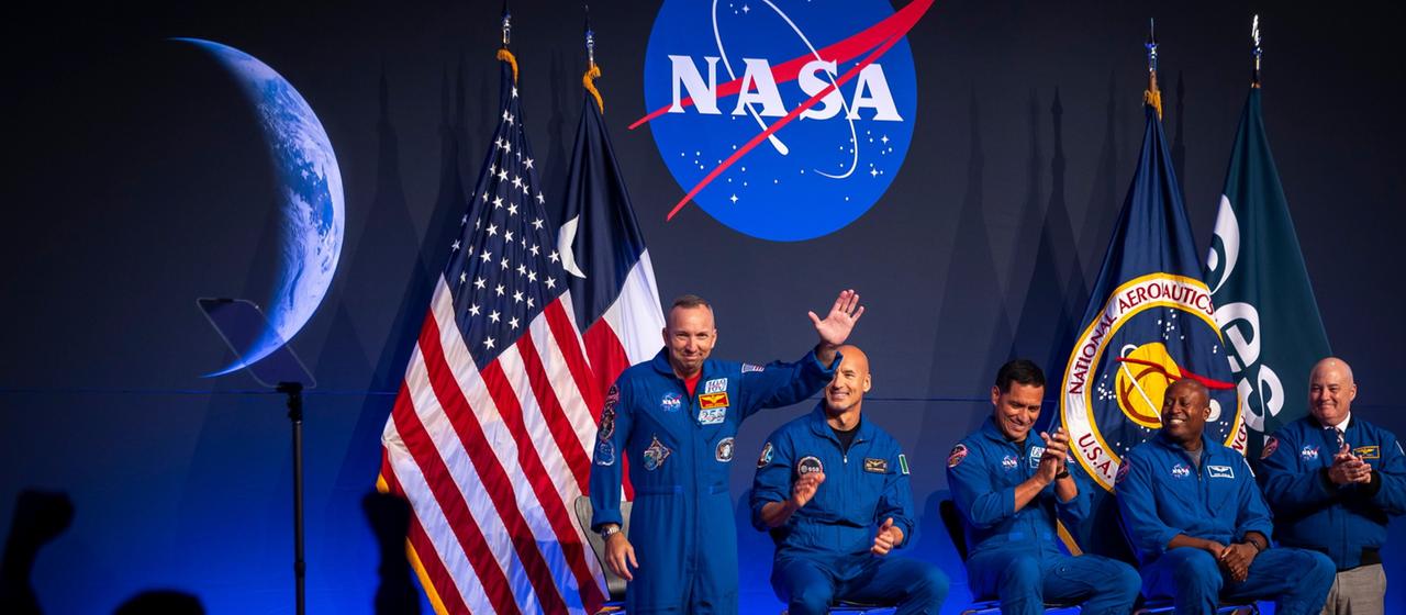 L’équipage de la mission lunaire Artemis 3 est en place, mais les problèmes persistent.
