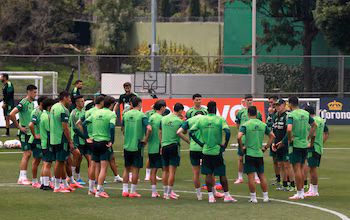 Los enviados de Corea del Sur observan el entrenamiento del Tri y siguen de cerca a Javier Aguirre antes del partido de este 18 de junio en el Estadio Guadalajara. REUTERS/Henry Romero