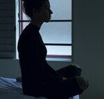 L’être humain est le primate qui dort le moins. La science affirme qu’il s’agit d’une “expérience évolutive radicale”.