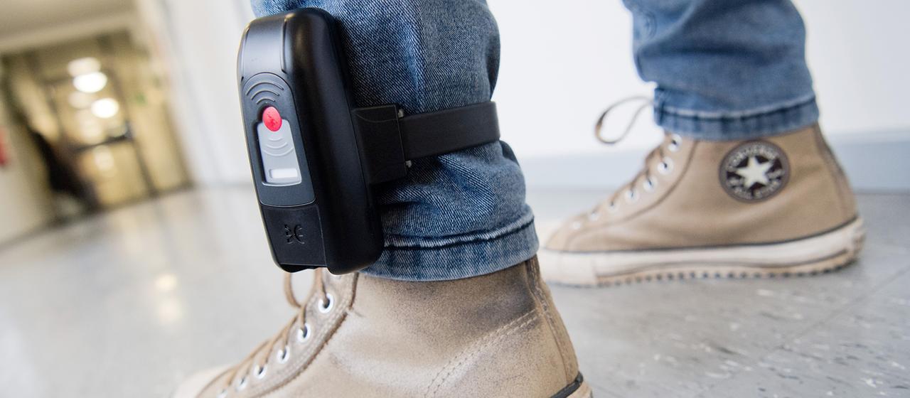 Loi sur la protection contre la violence au Bundesrat : Un bracelet électronique pour protéger les femmes