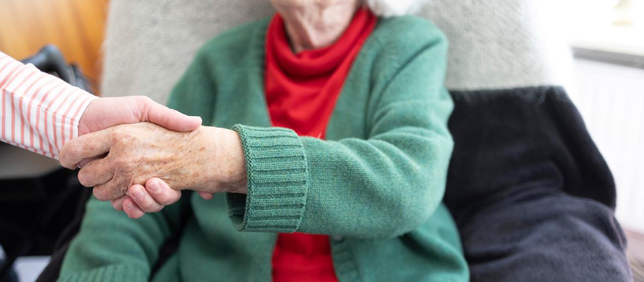Proches en cas de dépendance : Débat sur la limite de 100.000 euros