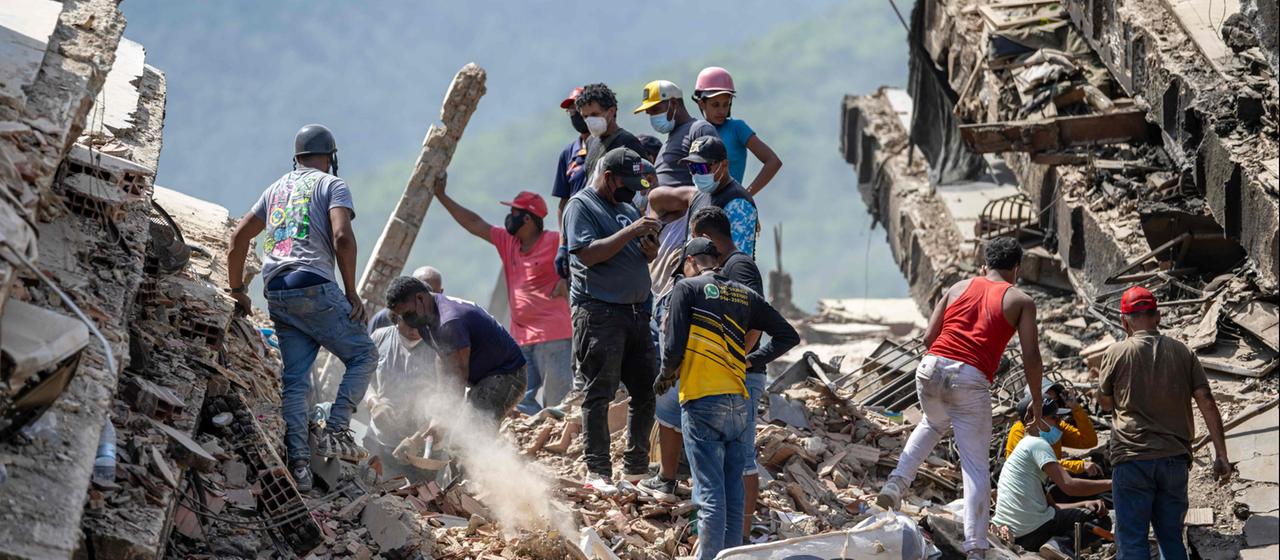 Recherche de survivants : La colère contre le gouvernement au Venezuela grandit.