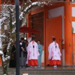 Si le Japon n’avait pas assez avec le tourisme de masse, il ajoute maintenant une touche finale : il devient une destination pour les mariages étrangers.