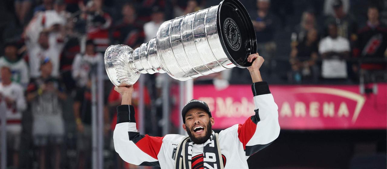 Titre réécrit : “Vainqueurs de la NHL à Las Vegas : les Carolina Hurricanes remportent la Stanley Cup”