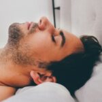 Un expert clarifie la principale erreur de dormir avec la climatisation : “c’est totalement antinaturel et nous reposons moins bien”