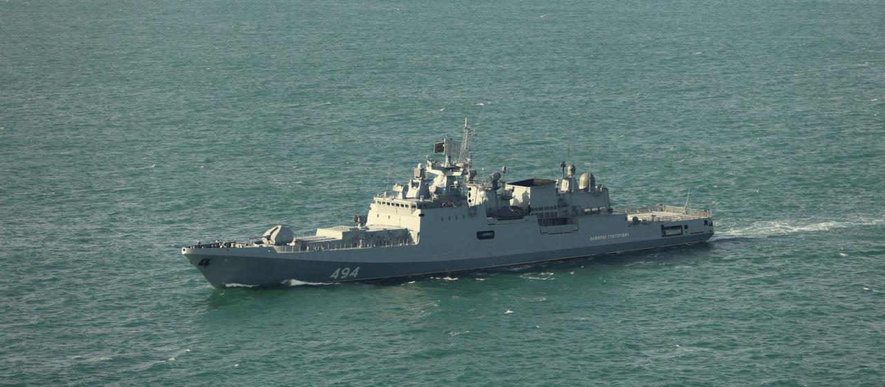 Un navire de guerre russe tire des coups de semonce dans la Manche