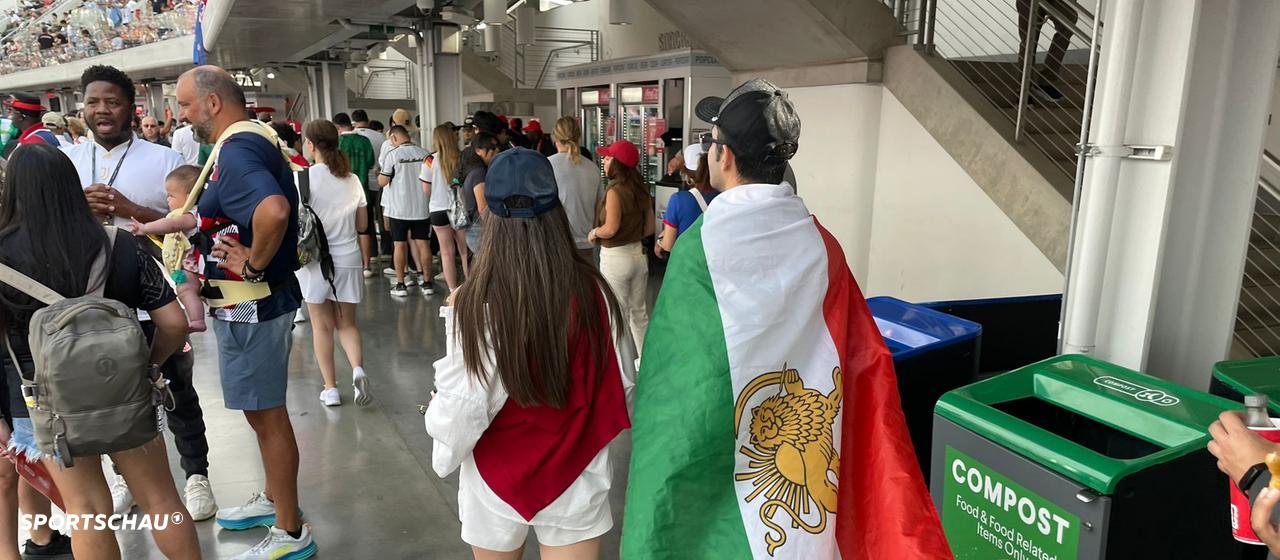 Une bannière interdite par la FIFA largement visible avant le match Iran-Game