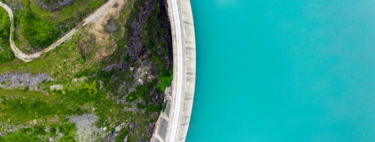 Une retenue d’eau de Granada “jette” 30 000 litres par seconde à la mer, tandis que les vergers voisins utilisent de l’eau de puits.