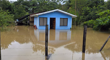 Le Centro Nacional de Emergencias du Costa Rica élève l’alerte jaune, les hôpitaux et centres de santé suspendent leurs services dans les Caraïbes.