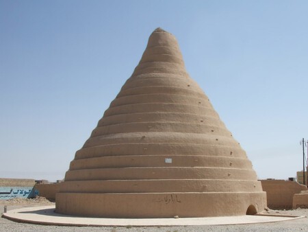 Nous refroidissons les maisons depuis des décennies avec des machines de plus en plus chères. La méthode persane ne consomme pas un seul watt depuis 2 500 ans.