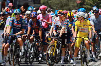 Ciclismo - Tour de Francia - Etapa 8 - De Périgueux a Bergerac - Périgueux, Francia - 11 de julio de 2026 Tadej Pogacar, du UAE Team Emirates XRG, avec le maillot jaune; Jonas Vingegaard, du Team Visma | Lease à vélo, avec le maillot à pois; Mads Pedersen, du Lidl - Trek, avec le maillot vert, et d'autres cyclistes avant le début - crédit Stephanie Lecocq/REUTERS