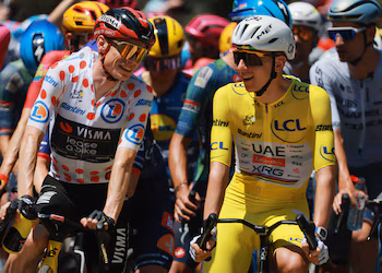 Ciclismo - Tour de Francia - Etapa 8 - De Périgueux a Bergerac - Périgueux, Francia - 11 de julio de 2026 Tadej Pogacar, du UAE Team Emirates XRG, avec le maillot jaune, et Jonas Vingegaard, du Team Visma | Lease à vélo, avec le maillot à pois, avant le début de l'étape 8 - crédit Stephanie Lecocq/REUTERS