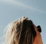 Le sérum de vitamine C ne remplace pas votre protection solaire, mais la science avertit : utiliser les deux est le véritable “bouclier total”