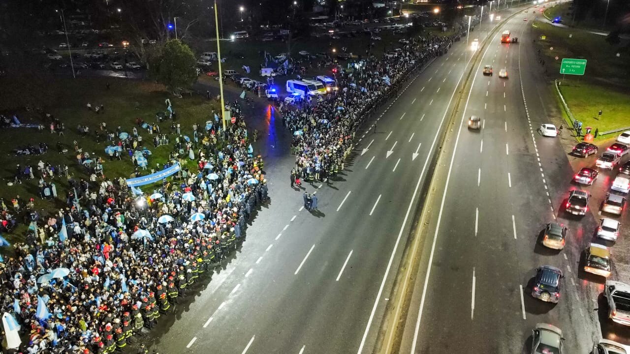 Le geste de l’équipe de la sélection argentine envers le public lors de son trajet de l’aéroport au site de Ezeiza.