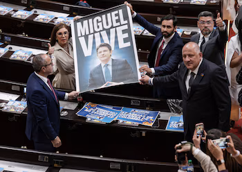Avec le début du nouveau Congrès, ils retirent le drapeau de Colombie qui rendait hommage à Miguel Uribe Turbay dans son siège au Sénat.