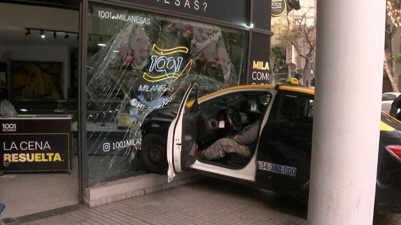 Vidéo : un taxi percuté à Rosario, l’auto s’est encastrée dans un commerce et un client a miraculeusement échappé au drame