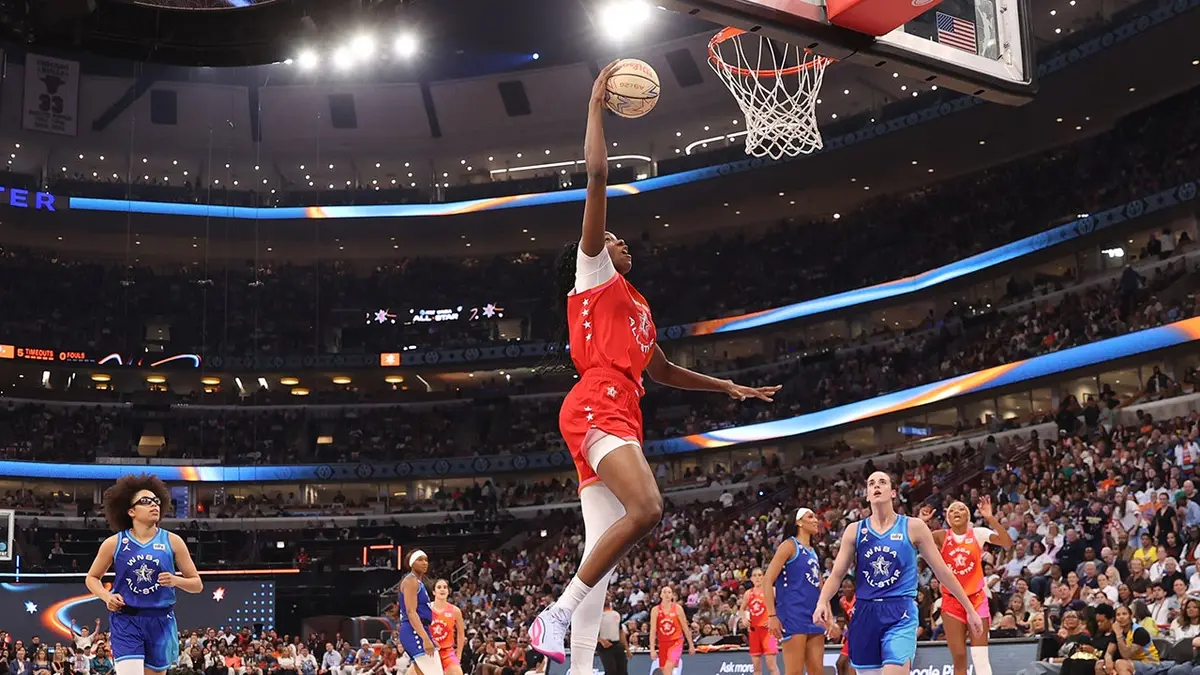 Dominique Malonga des Seattle Storm devient la plus jeune joueuse à réaliser un dunk dans l’histoire du All-Star Game de la WNBA.