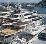 À Almería, on a cru apercevoir une narcolancha. Il s’est avéré que c’était le yacht solaire d’un Finlandais ayant parcouru 6.000 km sans faire le plein.