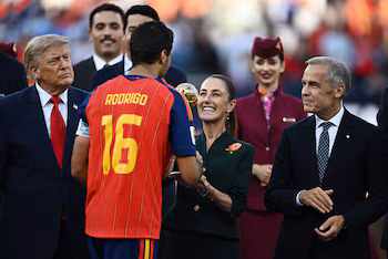 Claudia Sheinbaum remet le Ballon d’Or lors de la finale de la Coupe du Monde 2026 aux côtés de Trump et Infantino.