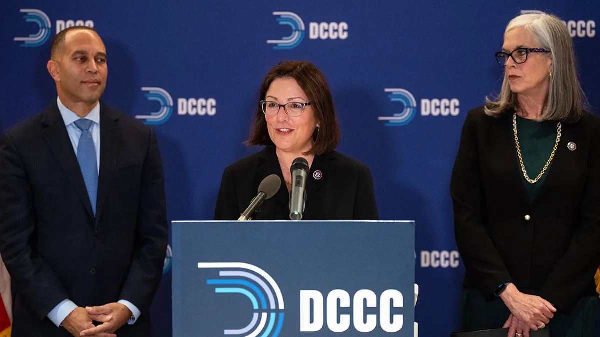 DNC aborde la période des élections de mi-mandat avec 2 millions de dollars de dettes et aucune transfert prévu.