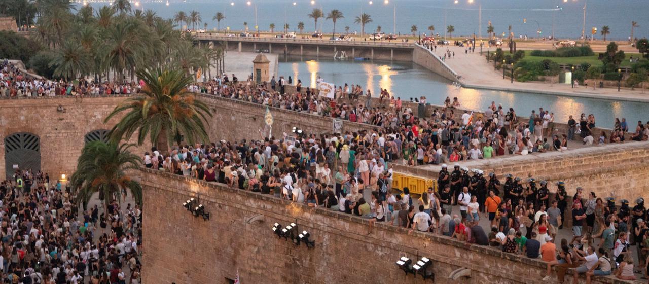 Des dizaines de milliers manifestent contre le mass-tourisme à Mallorca.