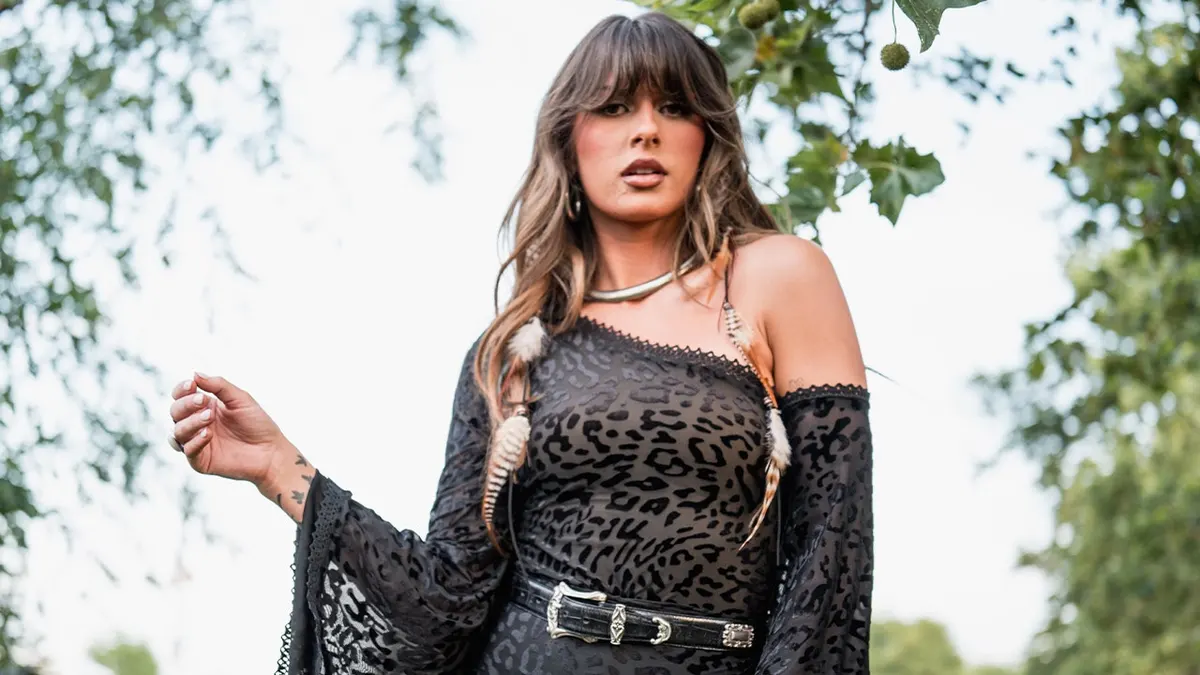 Ella Langley égalise le record avec ‘Choosin’ Texas’ à la première place du Hot 100