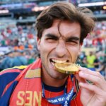 Ferran Torres porte une casquette ‘Make Spain Great Again’ lors de la parade de la Coupe du Monde.