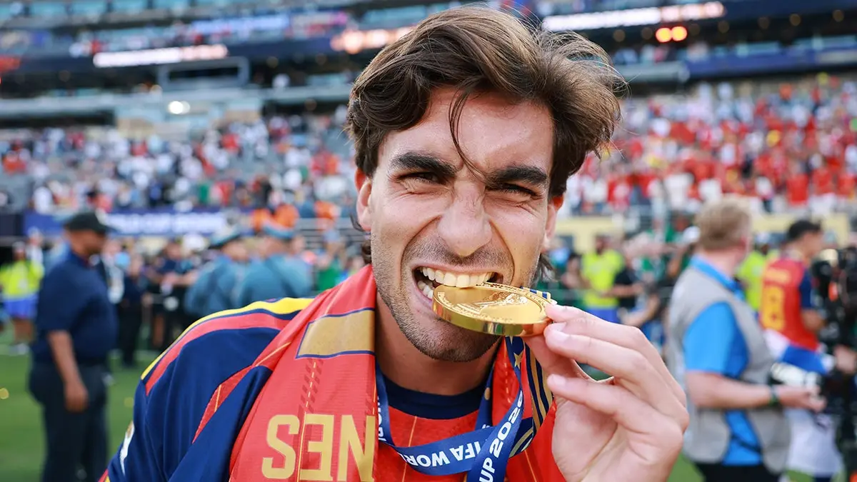 Ferran Torres porte une casquette ‘Make Spain Great Again’ lors de la parade de la Coupe du Monde.