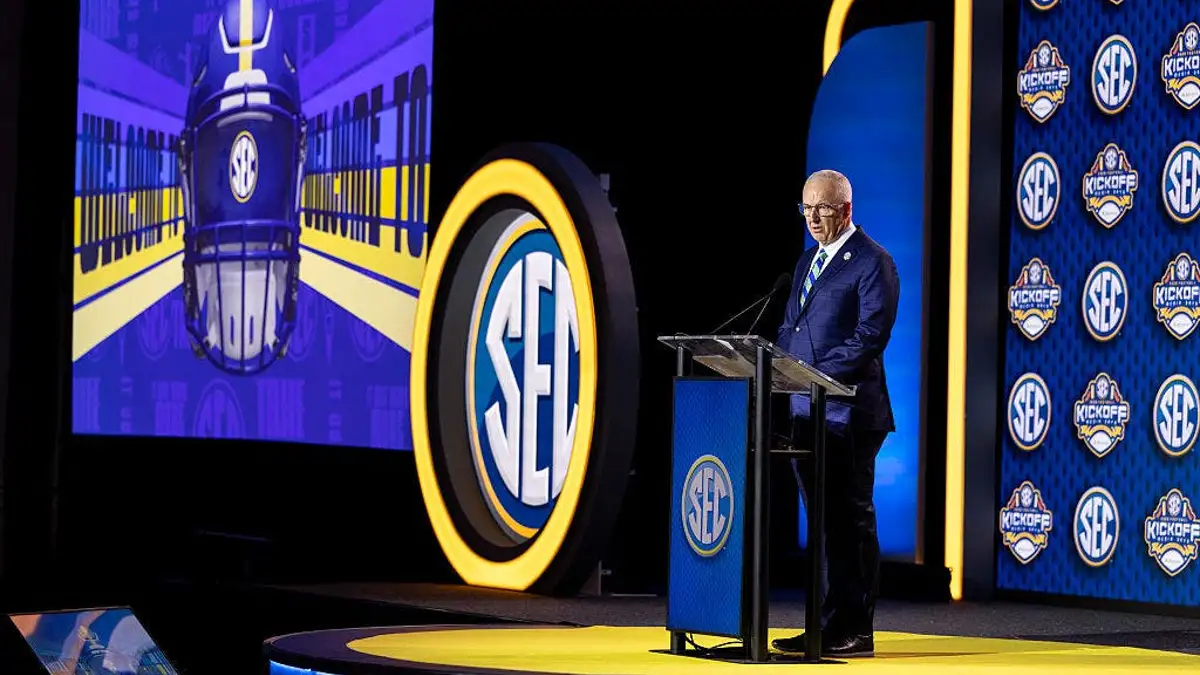 Greg Sankey aborde les discussions sur la séparation de la SEC alors que Michigan tente de voler la vedette avec la décision de l’AD Warde Manuel