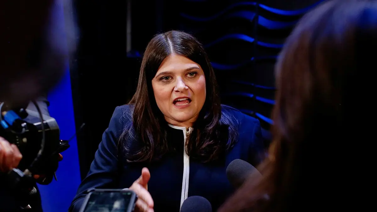 Gretchen Whitmer soutient Haley Stevens lors de la primaire sénatoriale du Michigan.