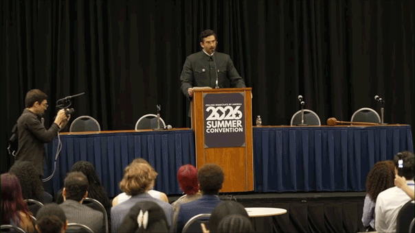 Hasan Piker porte un costume style Mao lors de la convention des Démocrates universitaires