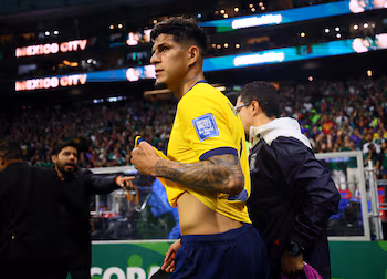 Hincapié se couvre la bouche et est expulsé par la “Ley Vinicius-Prestianni” lors de México-Ecuador en seizièmes de finale du Mondial