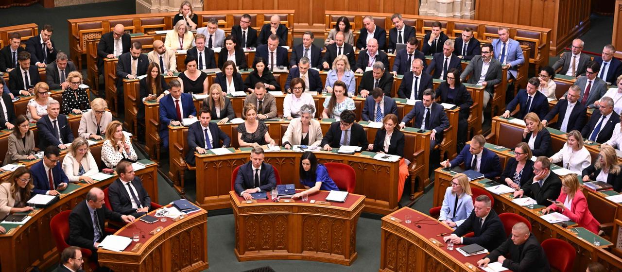 Le Parlement hongrois vote pour la destitution du président Sulyok