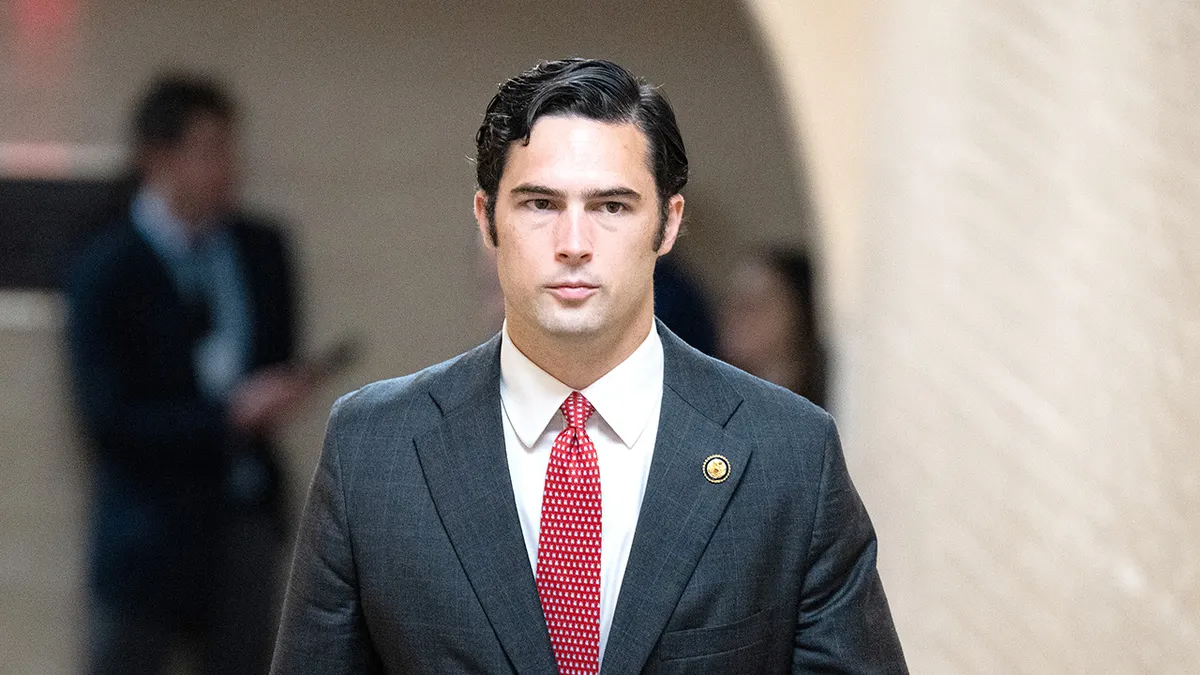 Le député Brandon Gill interpelle les démocrates sur les accusations de suprémacisme blanc