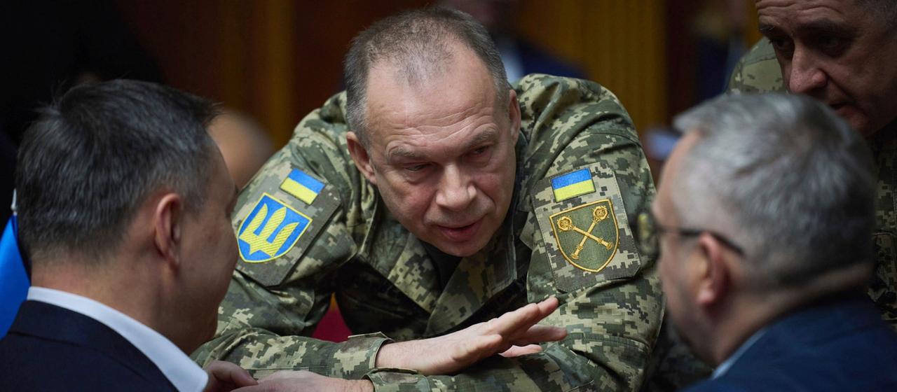 Le président ukrainien Zelenskyj révoque le général Syrskyj.
