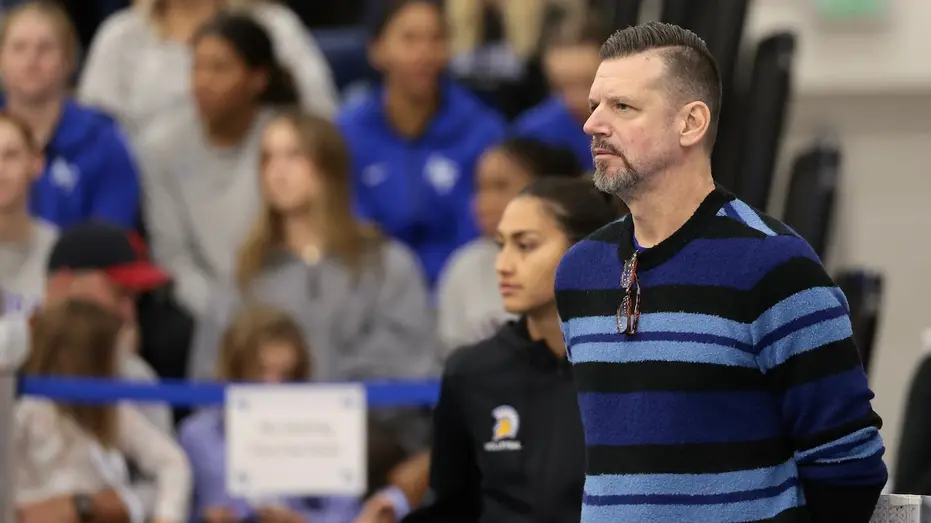 L’entraîneur de volleyball de SJSU accusé prend la parole tandis que SJSU reste silencieuse sur les allégations