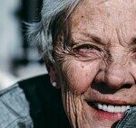 Nous avons longtemps cru que les femmes vivaient plus longtemps en raison de leur mode de vie. La science a une explication bien plus profonde.