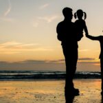 Pourquoi le taux de natalité continue de diminuer