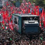 Procession funèbre pour Chamenei à Téhéran